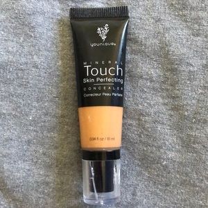 YOUNIQUE concealer -satin